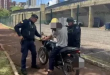 Fotos de Motociclista é flagrado embriagado caindo na área de pedestres da Vila Olímpica em Maringá