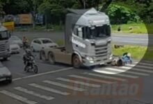 Fotos de Motociclista escapa de ser esmagado por carreta em cruzamento movimentado de Maringá