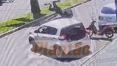 Fotos de Motociclista fica ferido após colisão contra carro, em Maringá; VÍDEO