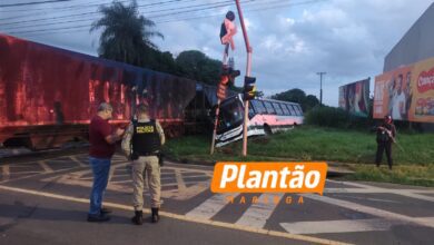 Fotos de Ônibus do transporte coletivo é arrastado por trem em Sarandi; COM VÍDEO