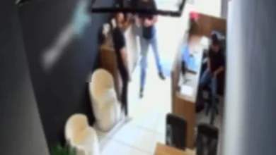 Fotos de Vídeo mostra cliente sendo agredido por dono de imobiliária preso em Maringá; vítima afirma que teve o nariz quebrado