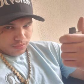 Vídeo registra desespero de mãe ao ouvir tiros e encontrar filho morto ao lado de curso onde ela estudava em Maringá Foto 2 Fotos de Vídeo registra desespero de mãe ao ouvir tiros e encontrar filho morto ao lado de curso onde ela estudava em Maringá