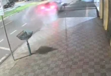 Fotos de Câmera de segurança registra carro de luxo colidindo violentamente com veículo estacionado em Maringá