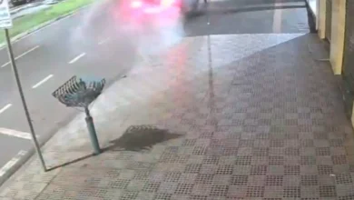 Fotos de Câmera de segurança registra carro de luxo colidindo violentamente com veículo estacionado em Maringá