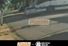 Fotos de Câmera de segurança registra colisão entre ônibus do transporte público e carro em Sarandi