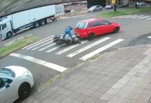 Fotos de Câmeras de segurança registram acidente entre carro e motocicleta em Maringá
