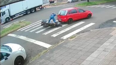 Fotos de Câmeras de segurança registram acidente entre carro e motocicleta em Maringá