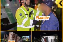 Fotos de Caminhão tomba após motorista relatar que foi fechado por carro na PR-317 em Maringá