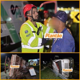 Fotos de Caminhão tomba após motorista relatar que foi fechado por carro na PR-317 em Maringá
