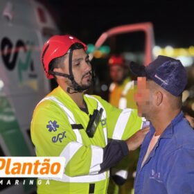 Fotos de Caminhão tomba após motorista relatar que foi fechado por carro na PR-317 em Maringá