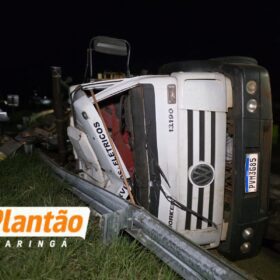 Fotos de Caminhão tomba após motorista relatar que foi fechado por carro na PR-317 em Maringá