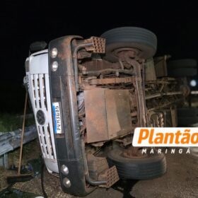 Fotos de Caminhão tomba após motorista relatar que foi fechado por carro na PR-317 em Maringá