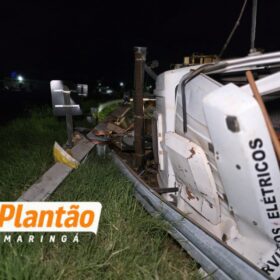 Fotos de Caminhão tomba após motorista relatar que foi fechado por carro na PR-317 em Maringá