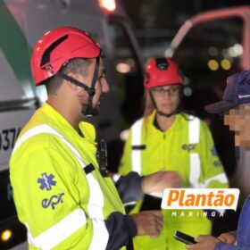 Fotos de Caminhão tomba após motorista relatar que foi fechado por carro na PR-317 em Maringá