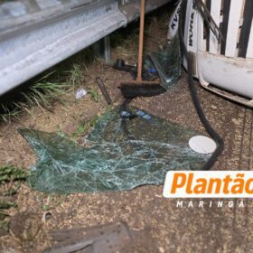 Fotos de Caminhão tomba após motorista relatar que foi fechado por carro na PR-317 em Maringá