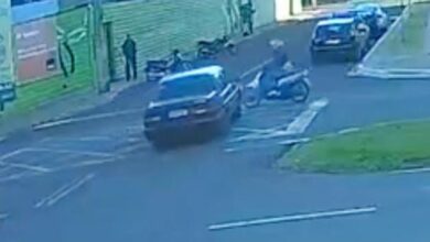 Fotos de Carro avança preferencial e deixa motociclista ferida em Maringá