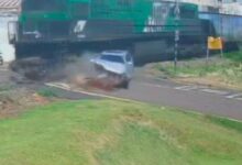 Fotos de Carro é atingido por trem na região central de Marialva e impacto impressiona; veja