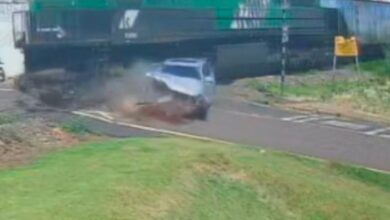 Fotos de Carro é atingido por trem na região central de Marialva e impacto impressiona; veja