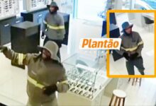 Fotos de Criminosos armados invadem relojoaria e fazem funcionárias reféns