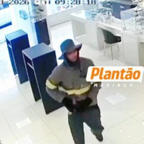 Fotos de Criminosos armados invadem relojoaria e fazem funcionárias reféns