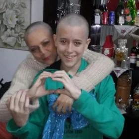 Filho doa o próprio cabelo para mãe em tratamento contra o câncer em Sarandi Foto 1 Fotos de Filho doa o próprio cabelo para mãe em tratamento contra o câncer em Sarandi