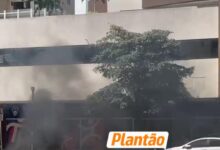 Fotos de Funcionários evacuam prédio comercial após curto-circuito na rede subterrânea da Copel em Maringá