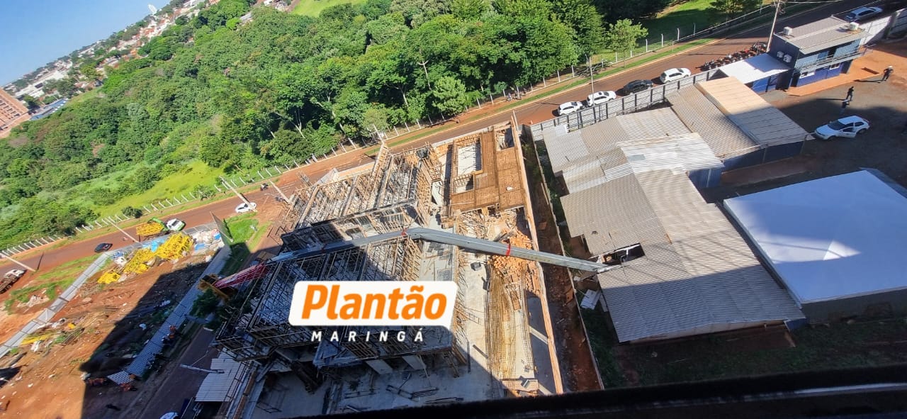 Fotos de Guindaste tomba em obra e atinge barracão no Jardim Aclimação, em Maringá
