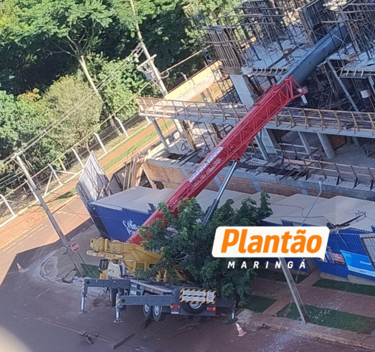 Fotos de Guindaste tomba em obra e atinge barracão no Jardim Aclimação, em Maringá