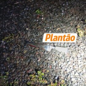 Fotos de Homem é esfaqueado duas vezes no peito após se recusar a comprar drogas em Sarandi; suspeita do crime foge levando motocicleta da vítima