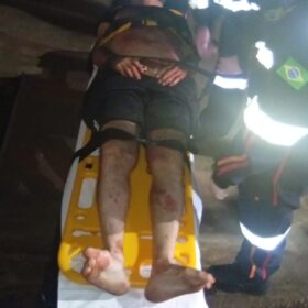 Fotos de Vídeo mostra homem sendo esfaqueado por mulher após se recusar a comprar drogas em Sarandi