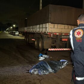 Fotos de Motoboy morre após bater na traseira de carreta enquanto ia buscar lanche para a filha; o corpo foi encaminhado ao IML de Maringá