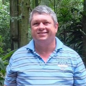 Fotos de Motoboy morre após bater na traseira de carreta enquanto ia buscar lanche para a filha; o corpo foi encaminhado ao IML de Maringá