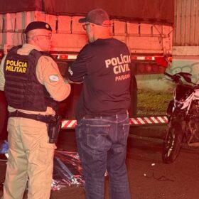 Fotos de Motoboy morre após bater na traseira de carreta enquanto ia buscar lanche para a filha; o corpo foi encaminhado ao IML de Maringá