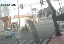 Fotos de Imagens fortes: carro avança sinal vermelho e deixa motociclista de 19 anos gravemente ferido em Sarandi