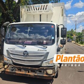 Fotos de Motociclista é arremessado contra muro em batida com caminhão em Maringá; vídeo mostra momento do impacto