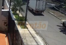 Fotos de Motociclista é arremessado contra muro em batida com caminhão em Maringá; vídeo mostra momento do impacto