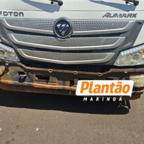 Fotos de Motociclista é arremessado contra muro em batida com caminhão em Maringá; vídeo mostra momento do impacto