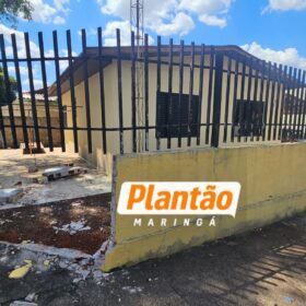 Fotos de Motociclista é arremessado contra muro em batida com caminhão em Maringá; vídeo mostra momento do impacto