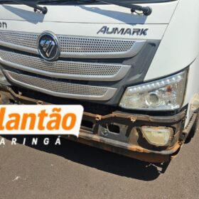 Fotos de Motociclista é arremessado contra muro em batida com caminhão em Maringá; vídeo mostra momento do impacto