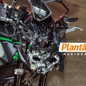 Motociclista é lançado por cima de carro após batida em Maringá; imagem impressionante flagra o impacto Foto 2 Fotos de Motociclista é lançado por cima de carro após batida em Maringá; imagem impressionante flagra o impacto