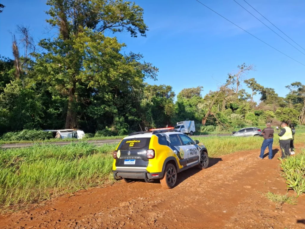 Motorista desvia de árvore caída na rodovia e morre após colisão frontal na região de Maringá Foto 1 Fotos de Motorista desvia de árvore caída na rodovia e morre após colisão frontal na região de Maringá