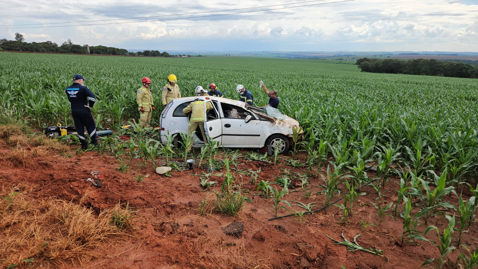 Fotos de Motorista fica gravemente ferido após capotar carro na PR-317, entre Iguaraçu e Maringá