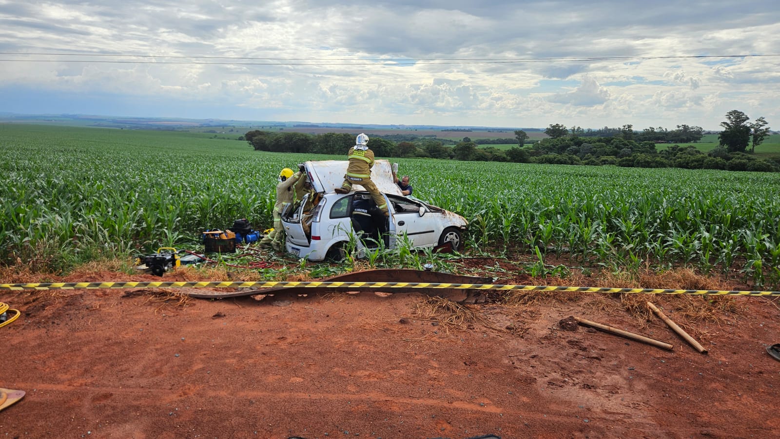 Fotos de Motorista fica gravemente ferido após capotar carro na PR-317, entre Iguaraçu e Maringá