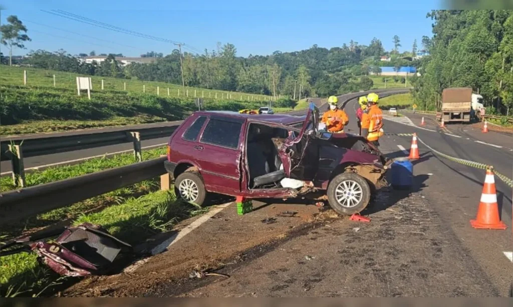 Motorista morre após invadir contramão e bater de frente com carreta na BR-376, sentido Maringá Foto 1 Fotos de Motorista morre após invadir contramão e bater de frente com carreta na BR-376, sentido Maringá