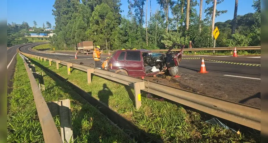 Motorista morre após invadir contramão e bater de frente com carreta na BR-376, sentido Maringá Foto 2 Fotos de Motorista morre após invadir contramão e bater de frente com carreta na BR-376, sentido Maringá