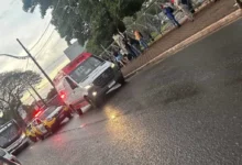 Fotos de Mulher é atropelada por motocicleta ao atravessar avenida fora da faixa em Maringá