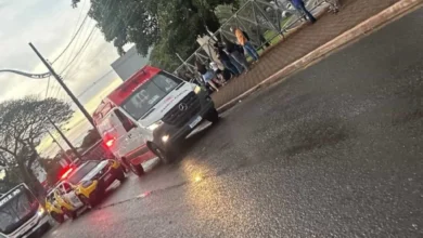 Fotos de Mulher é atropelada por motocicleta ao atravessar avenida fora da faixa em Maringá