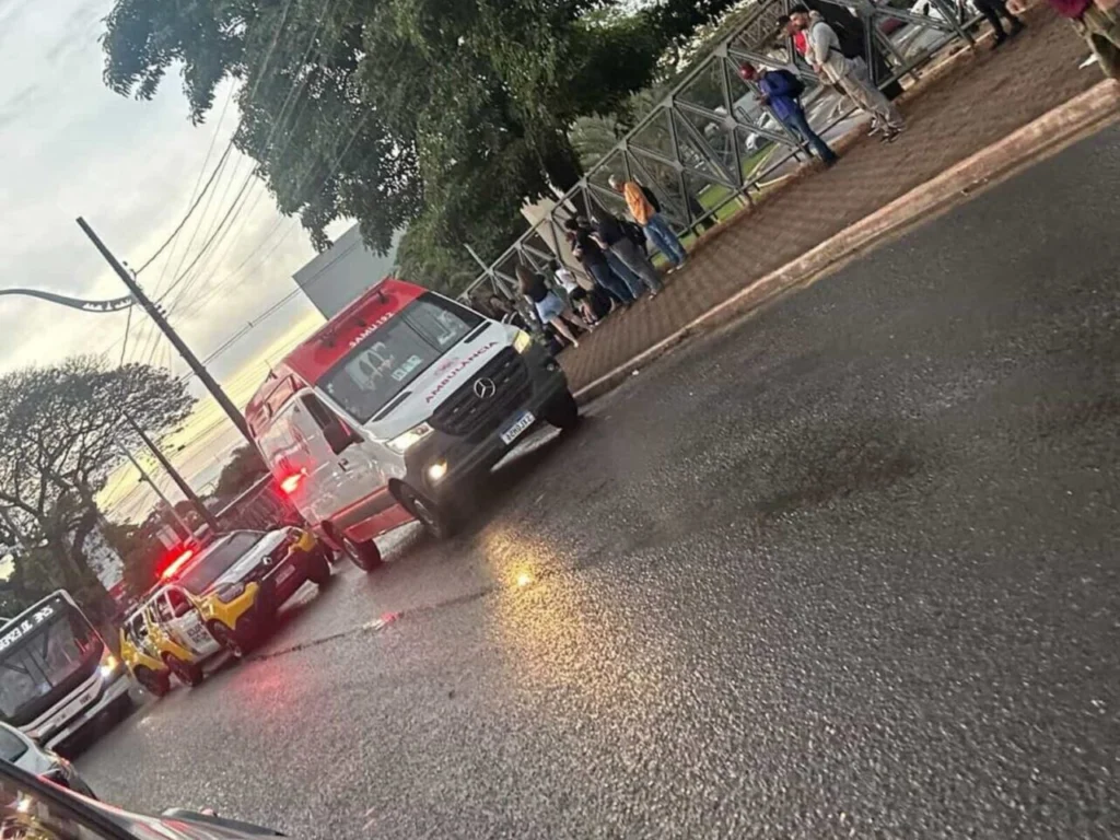 Mulher é atropelada por motocicleta ao atravessar avenida fora da faixa em Maringá Foto 1 Fotos de Mulher é atropelada por motocicleta ao atravessar avenida fora da faixa em Maringá