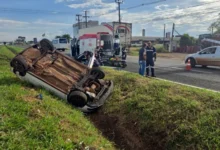 Fotos de Mulher fica ferida após carro capotar em colisão com van na PR-317, em Maringá; veja vídeo