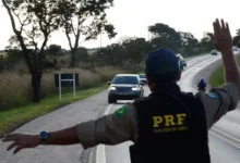 Fotos de Nova lei do farol: Entenda a mudança no CTB que ainda gera multas e pontos na CNH em 2026